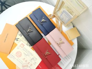 Women's Capucines Compact Wallet